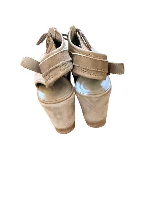 Beckett – Cordani Cordani Suede Peep-Toe Wedge Sandals in Beige